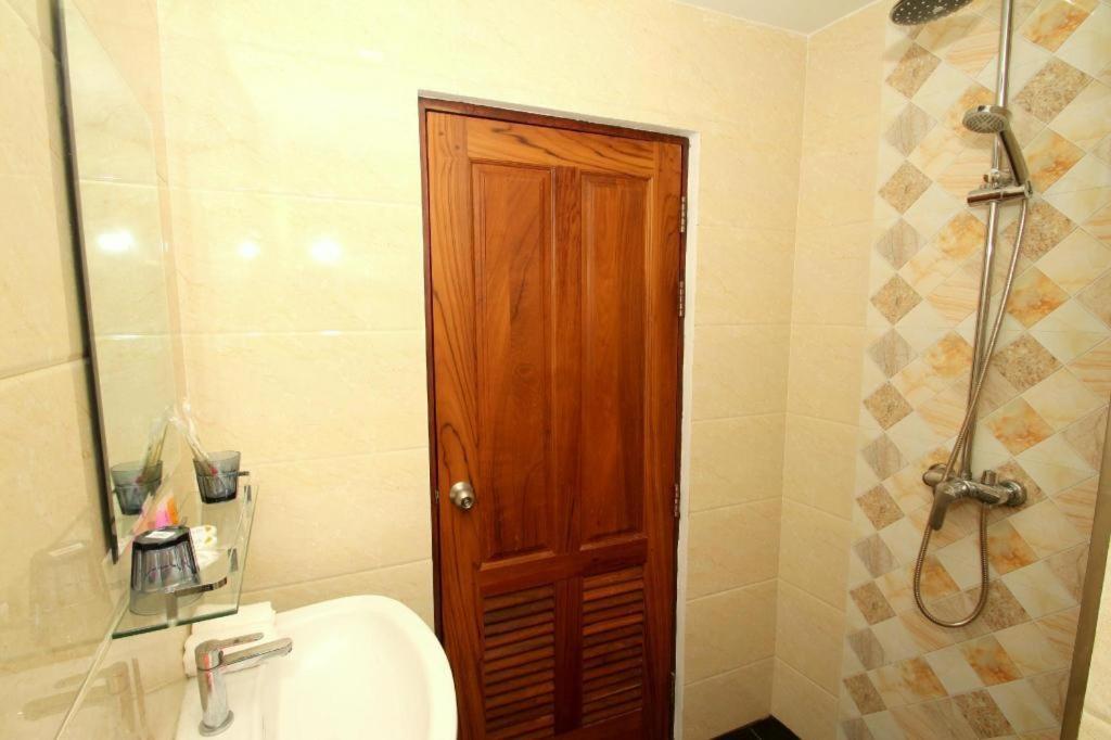 Gemsy Hotel Янгон Екстериор снимка