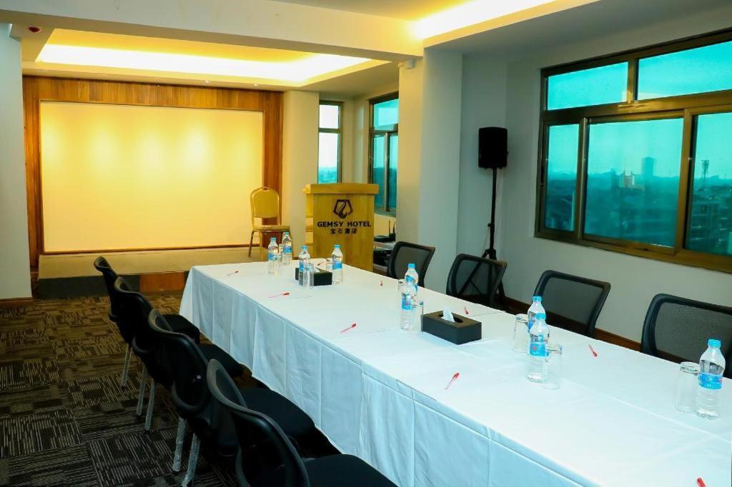 Gemsy Hotel Янгон Екстериор снимка
